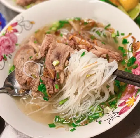Hình ảnh Hủ tiếu xương gà có Khô và Nước 