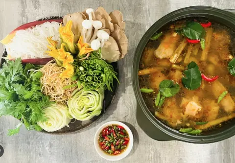Hình ảnh Lẩu gà chanh ớt hiểm