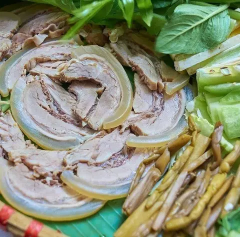 Hình ảnh Bò hấp rau rừng - bánh tráng