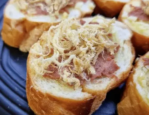 Hình ảnh Bánh mì pate chà bông