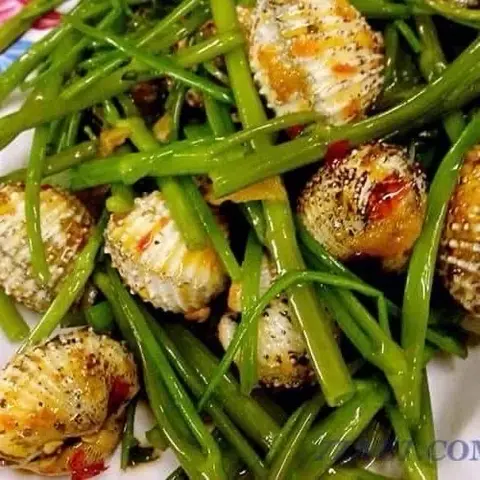 Hình ảnh Sò huyết xào rau muống