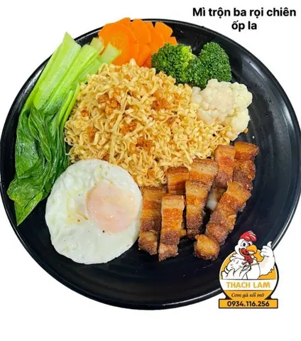 Hình ảnh Mì trộn ba rọi chiên - ốp la