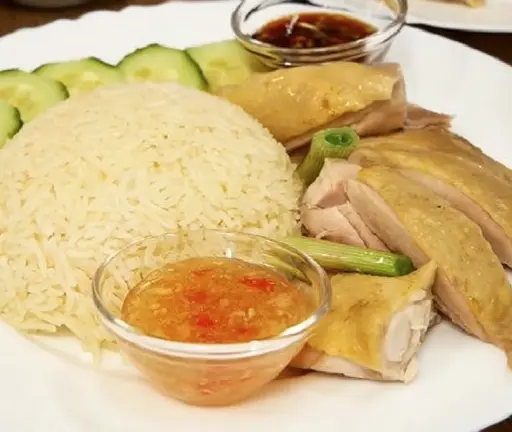 Hình ảnh Cơm gà chặt lá chanh kèm gỏi rau 