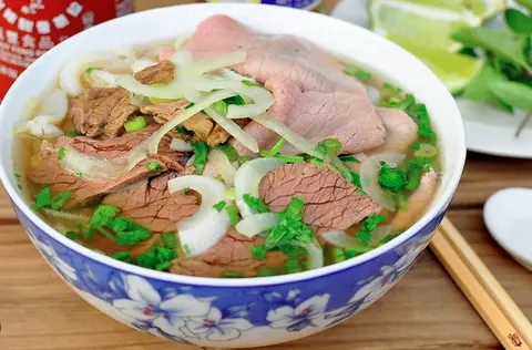 Hình ảnh Phở tái bắp hoa tái sụn