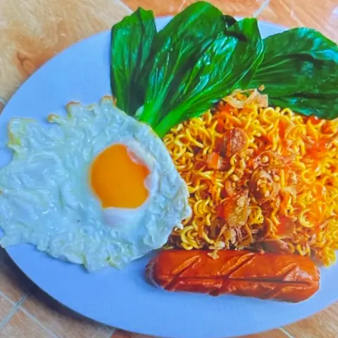 Hình ảnh Mì trộn trứng - xúc xích