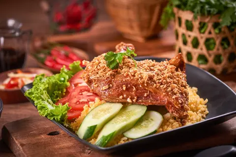 Hình ảnh Cơm gà mắm tỏi tặng canh rong biển