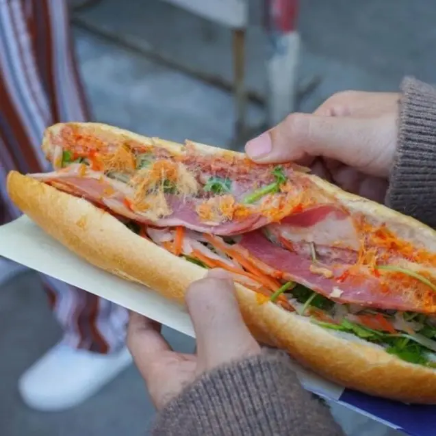 Hình ảnh Bánh mì que đặc biệt