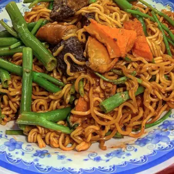Hình ảnh Phá lấu xào rau muống - mì tôm