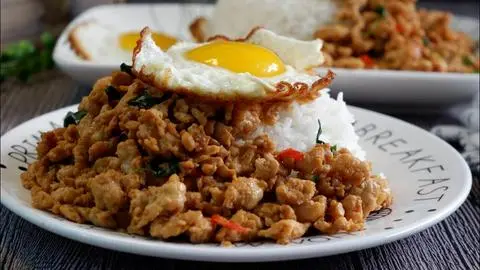 Hình ảnh Cơm Thái thịt bằm trứng ốp la