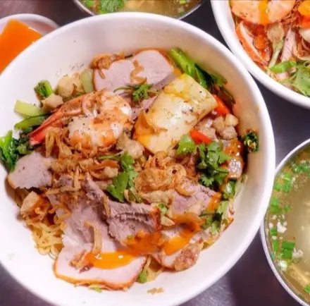 Hình ảnh Hủ tiếu mì xá xíu tôm mực