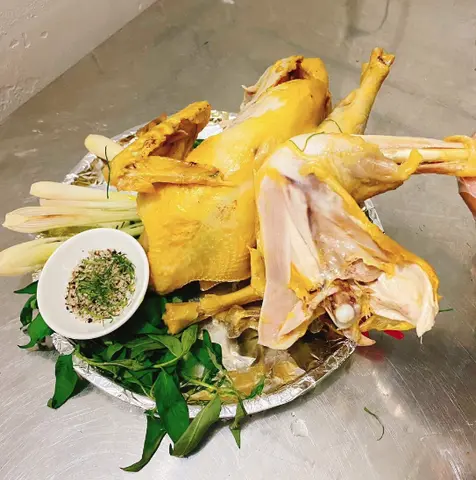 Hình ảnh Nửa con gà hấp muối tiêu chanh