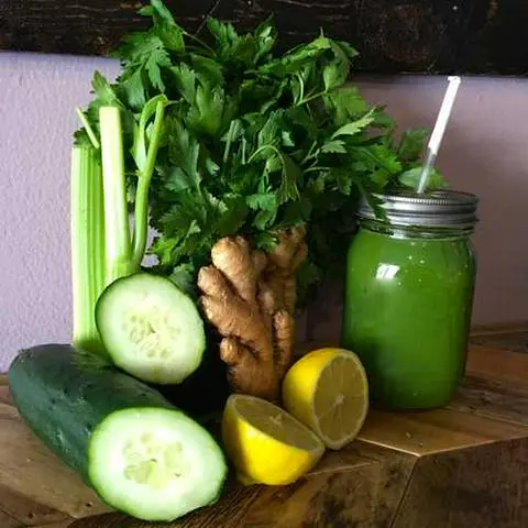 Hình ảnh Ép detox cần tây dưa leo chanh gừng