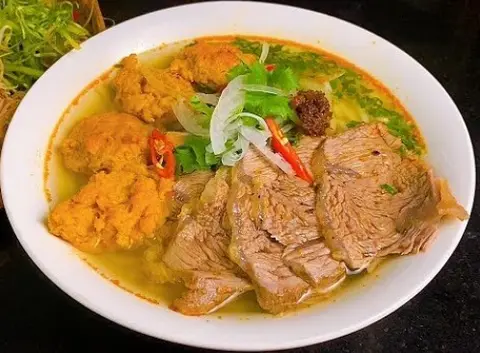 Hình ảnh Bún bò chả cua