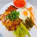 Hình ảnh Cơm tấm sườn nướng mật ong - bì sợi - trứng ốpla