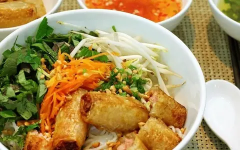 Hình ảnh Bún tươi chả giò chay