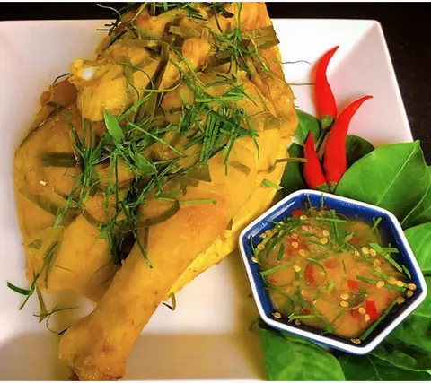 Hình ảnh Gà đồi hấp lá chanh