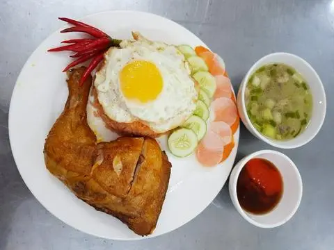 Hình ảnh Cơm chiên gà ốp la