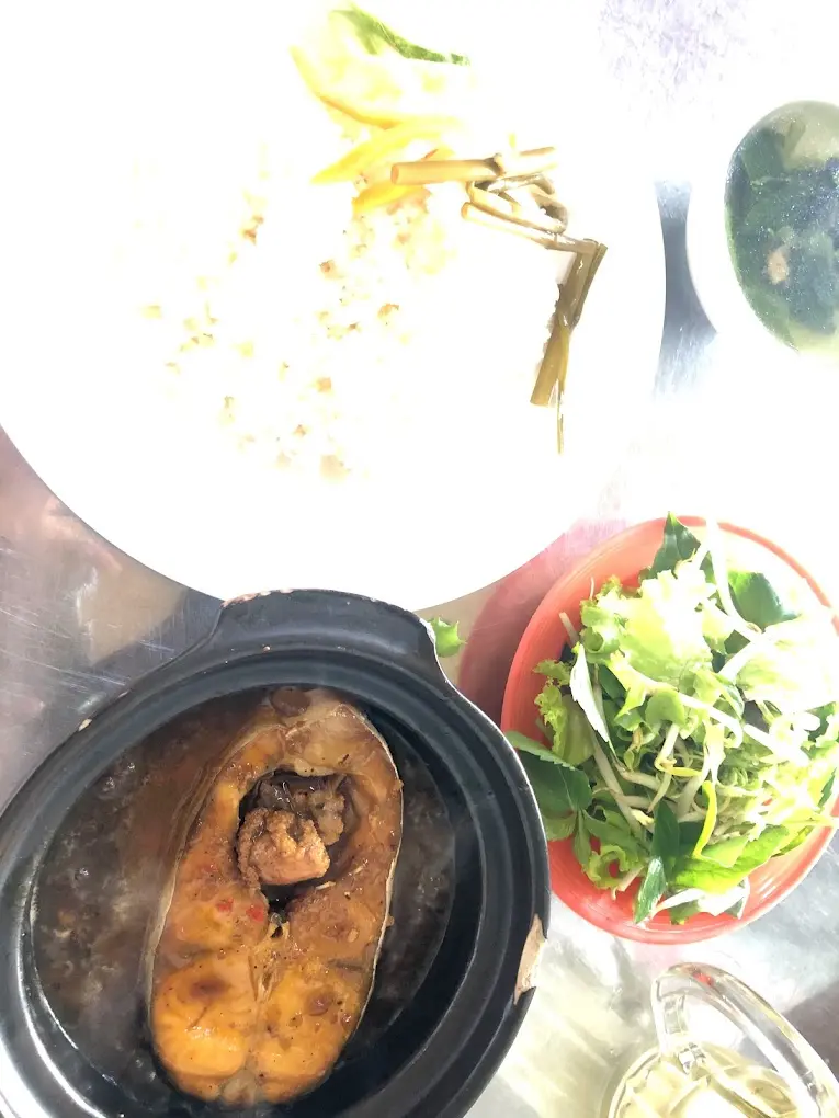 Hình ảnh Cơm tấm cá ngừ kho tộ