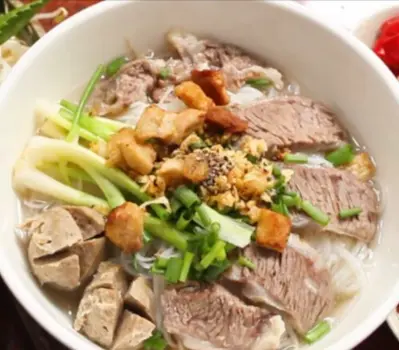 Hình ảnh Hủ tiếu mì thịt + bò viên + trứng cút +huyết