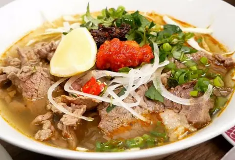 Hình ảnh Bún bò Huế tái