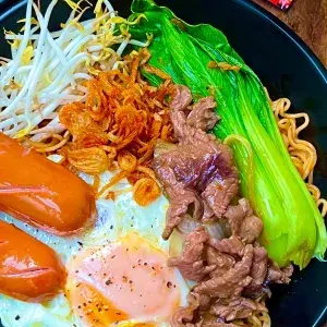 Hình ảnh Mì trộn bò sa tế và trứng lòng đào