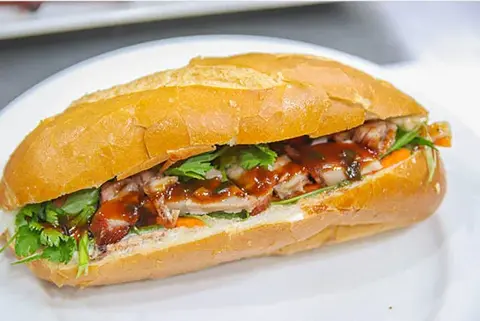 Hình ảnh Bánh mì heo quay chả lụa
