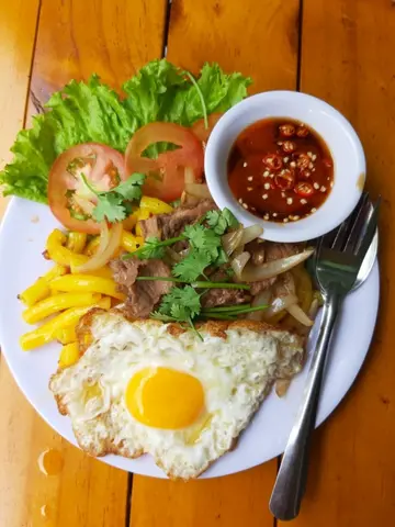 Hình ảnh Nui xào bò ốp la