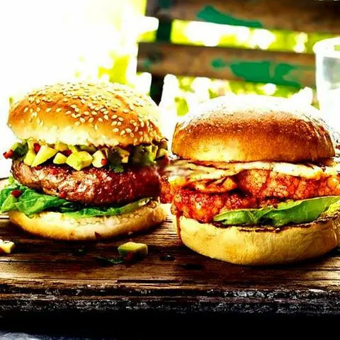 Hình ảnh BURGER BÒ GÀ PHÔ MAI
