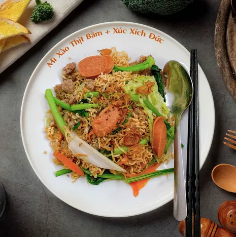Hình ảnh Mì Xào Thịt Bằm + Xúc Xích Đức