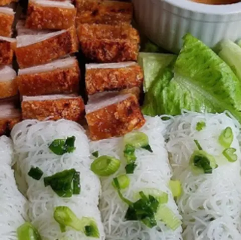 Hình ảnh Bánh hỏi heo quay lớn