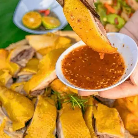 Hình ảnh Nửa con gà ủ muối xông khói