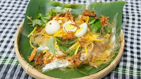 Hình ảnh Bánh tráng thẻ trộn 2 trứng