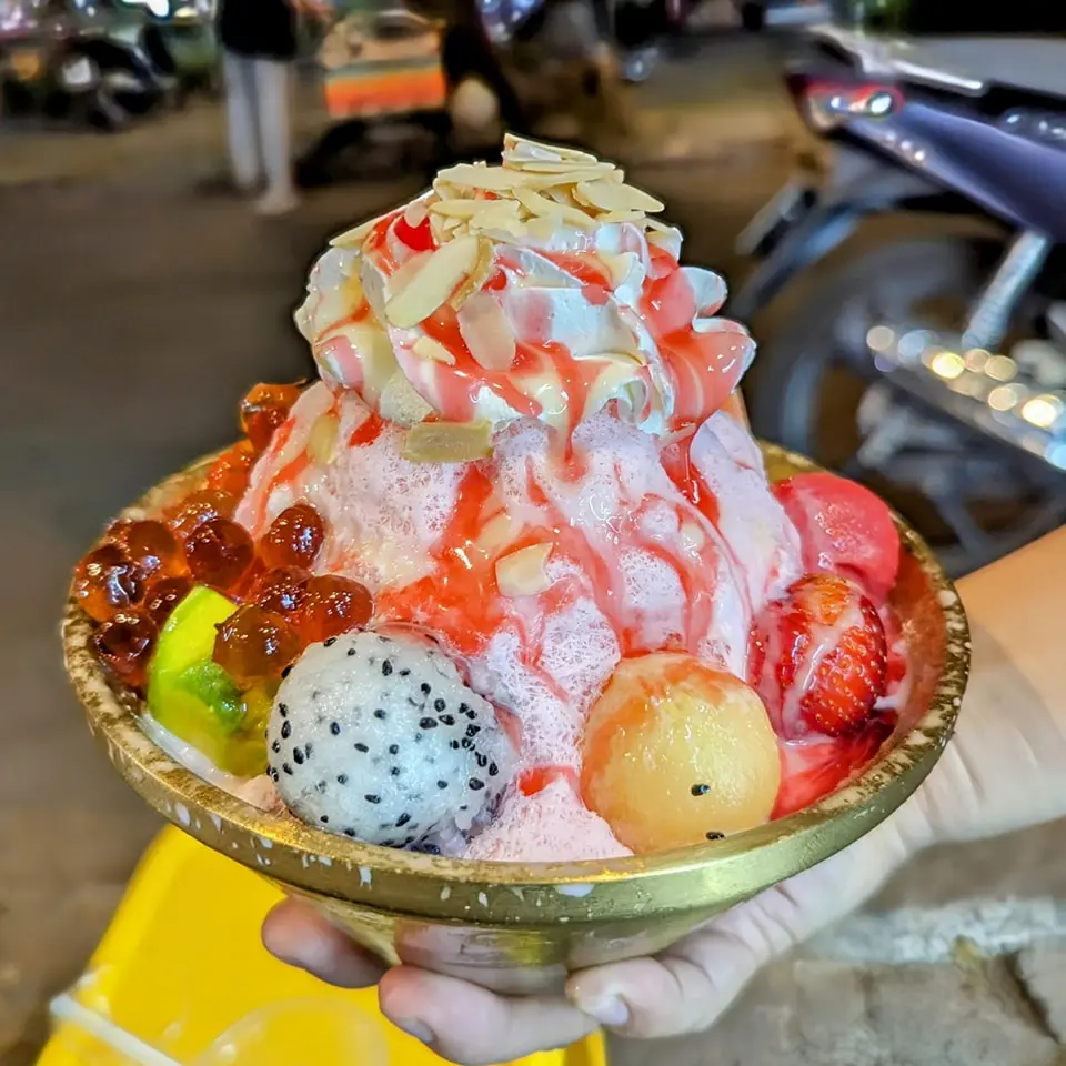 Hình ảnh Bingsu Thập Cẩm - Size L( tô bự 2 người ăn , thanh long , xoài , đào , táo ,dâu , nho , dưa lưới , kiwi , dưa hấu )