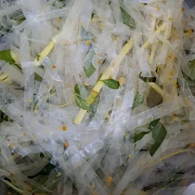Hình ảnh Bánh tráng sợi trộn muối tỏi chay