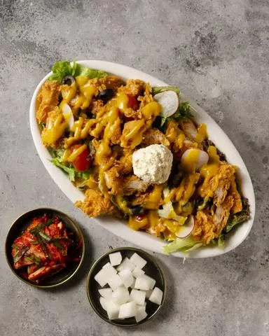 Hình ảnh Salad và gà rán
