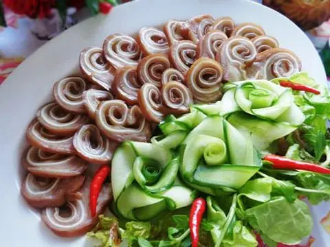 Hình ảnh Tai heo om ngũ vị