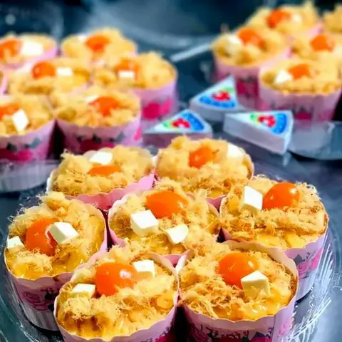 Hình ảnh Bánh bông lan trứng muối cupcake - 3 cái