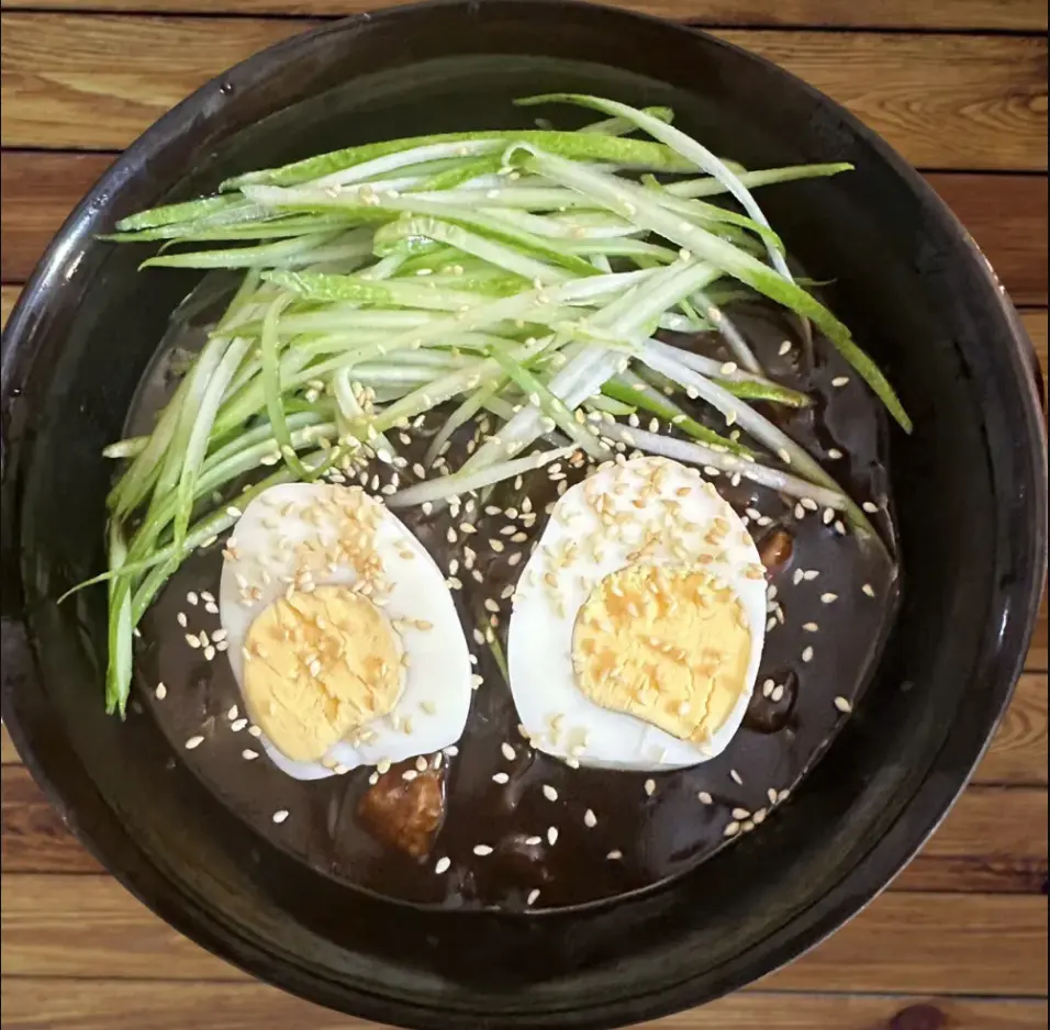 Hình ảnh Mì tương đen udon thịt heo