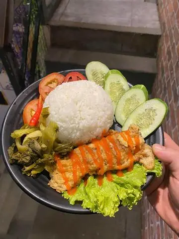 Hình ảnh Cơm trứng cuộn bò bằm