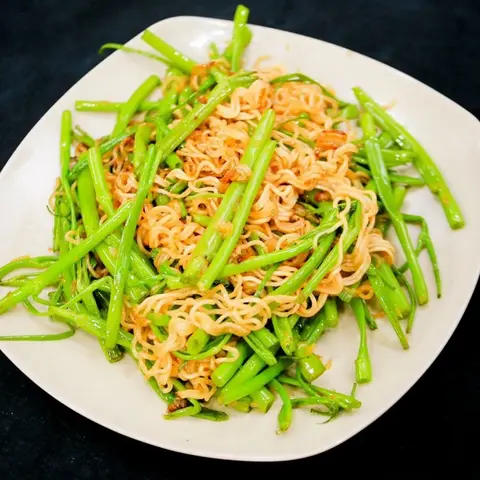 Hình ảnh Mì xào rau muống