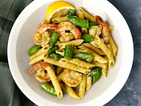 Hình ảnh Creamy pesto penne with fried shrimp