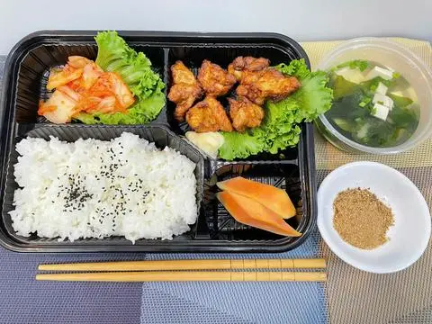 Hình ảnh Karaage bento - Cơm gà chiên giòn