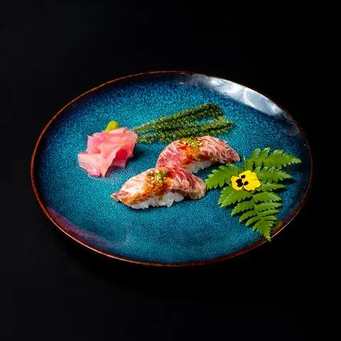 Hình ảnh Cơm nắm bò wagyu nướng tái - seared wagyu beef nigiri - ni21