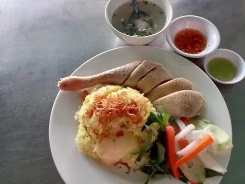 Hình ảnh Cơm đùi luộc chặt(gỏi kèm theo)