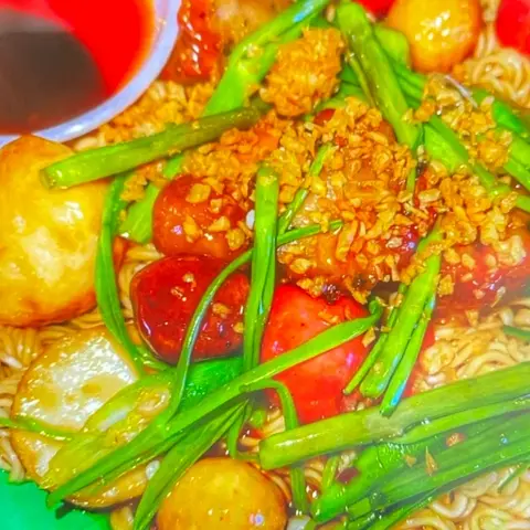 Hình ảnh Mì trộn cá viên sốt mắm tỏi
