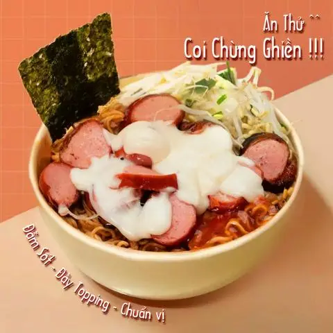 Hình ảnh Mì trộn xúc xích phô mai tan chảy