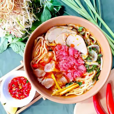 Hình ảnh Bún bò tái gân nạm