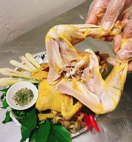 Hình ảnh Nguyên con gà hấp muối tiêu chanh