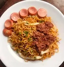 Hình ảnh Mì xào bò - xúc xích