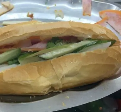 Hình ảnh Bánh mì thịt chả ốp la